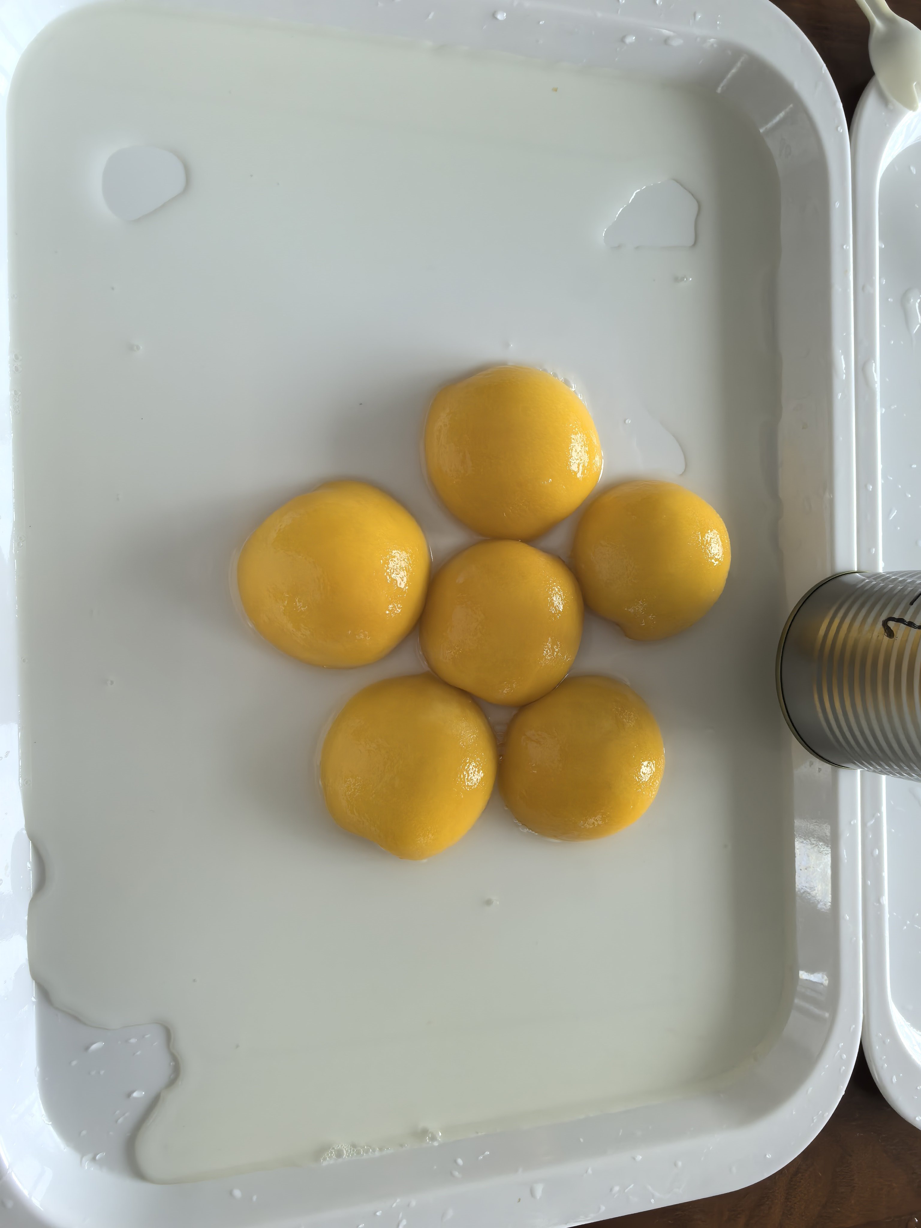 Canned peach in syrup