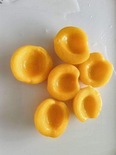 Canned peach in syrup
