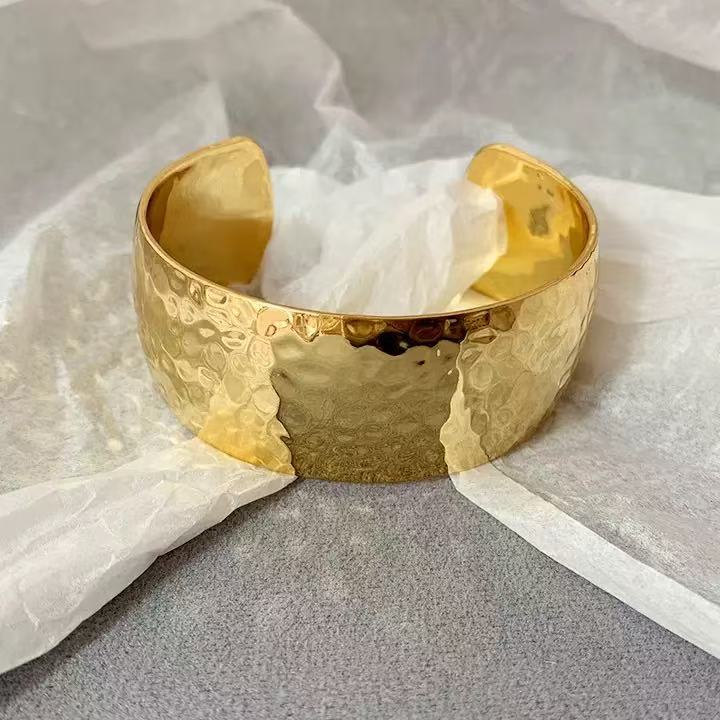 Open women's bracelet European and American temperament new high-end beating pattern wide-faced niche design retro style bracelet