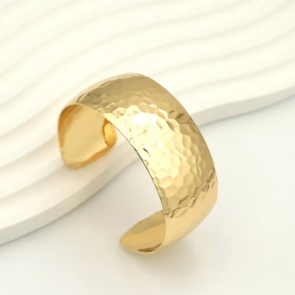 Open women's bracelet European and American temperament new high-end beating pattern wide-faced niche design retro style bracelet