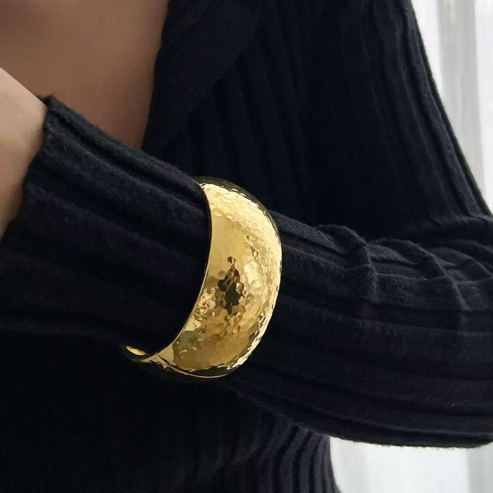 Open women's bracelet European and American temperament new high-end beating pattern wide-faced niche design retro style bracelet