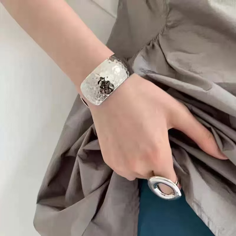 Open women's bracelet European and American temperament new high-end beating pattern wide-faced niche design retro style bracelet