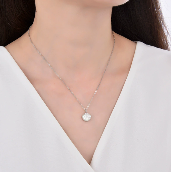 Popular versatile niche clavicle chain shell white shell mother pendant for girlfriend gift three-piece set