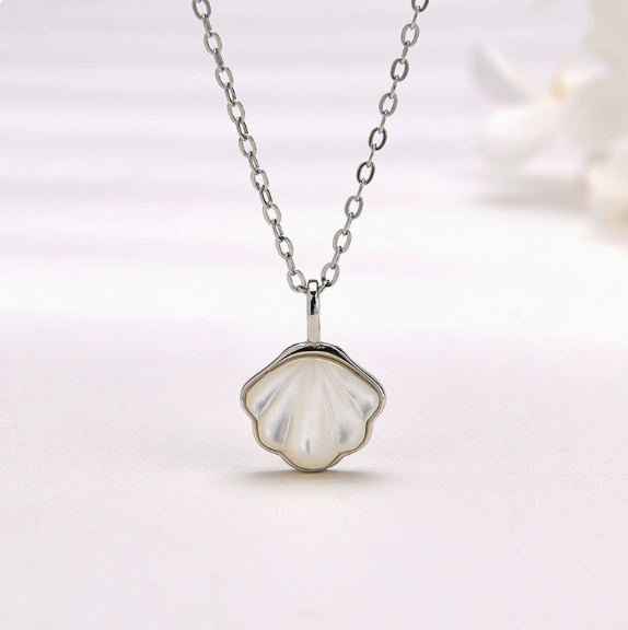 Popular versatile niche clavicle chain shell white shell mother pendant for girlfriend gift three-piece set