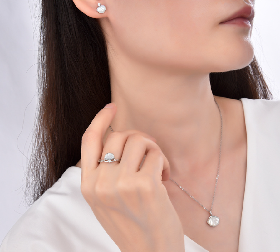 Popular versatile niche clavicle chain shell white shell mother pendant for girlfriend gift three-piece set