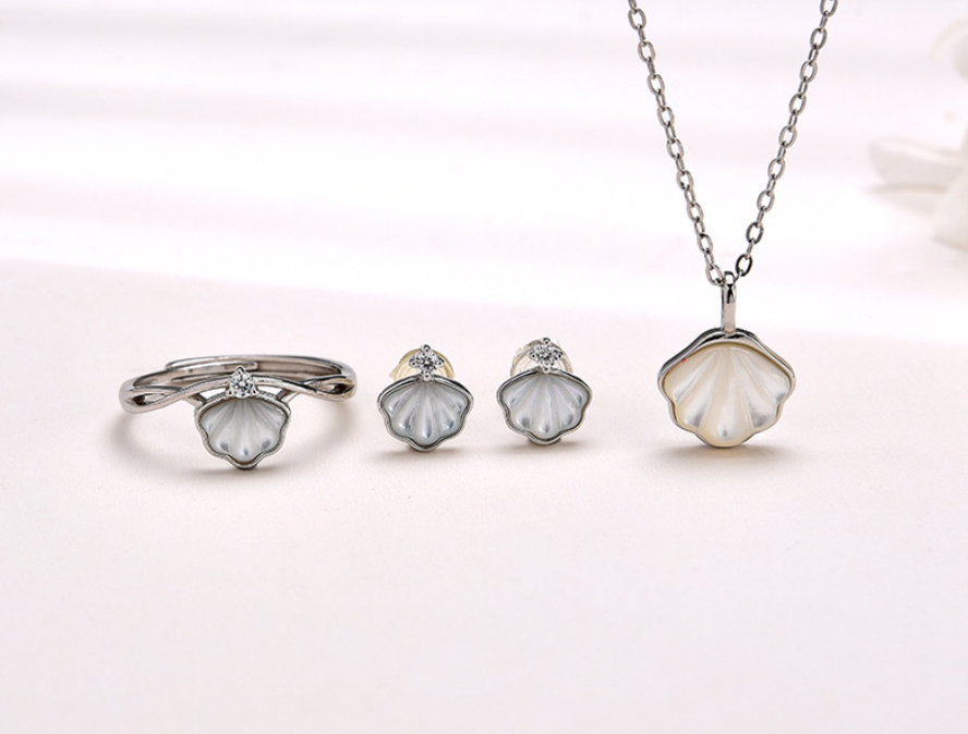 Popular versatile niche clavicle chain shell white shell mother pendant for girlfriend gift three-piece set