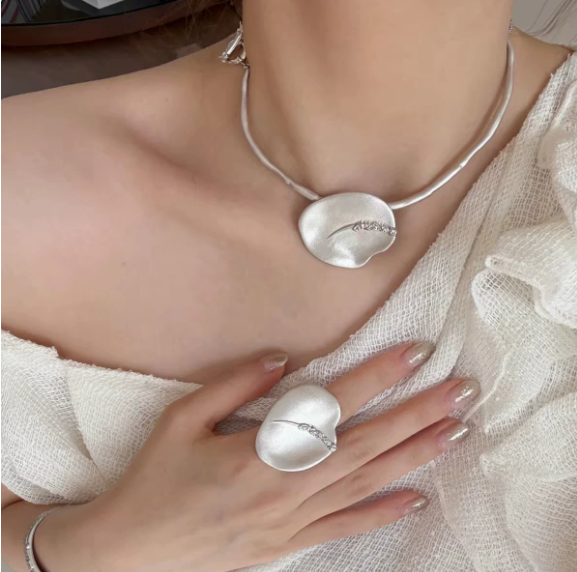 New jewelry carat tassel collar collarbone chain women's niche high-end silver open index finger ring personalized ring
