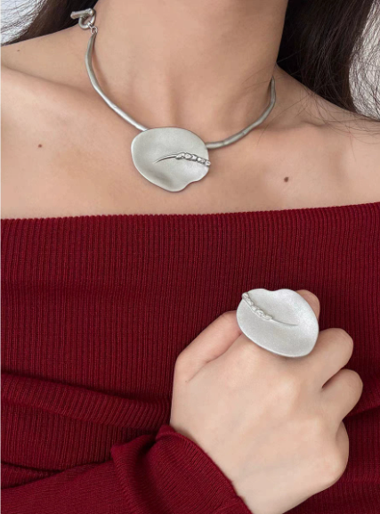 New jewelry carat tassel collar collarbone chain women's niche high-end silver open index finger ring personalized ring