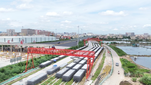 Tower Cranes,Double Beam Gantry Crane with 50 Ton Rated Loading Capacity Motor Bearing Gearbox Gear Core Components