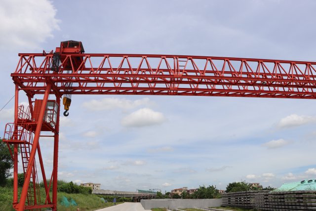 Tower Cranes,Double Beam Gantry Crane with 50 Ton Rated Loading Capacity Motor Bearing Gearbox Gear Core Components