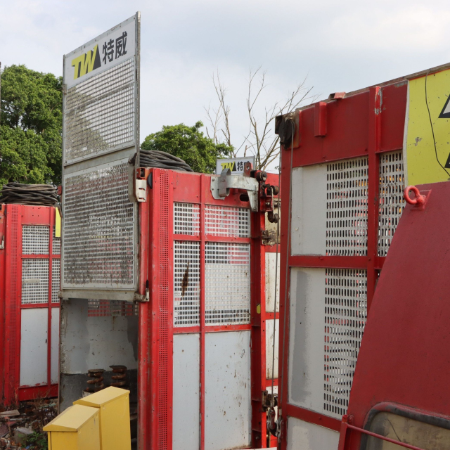 Tower Cranes,Quick - Lift Temporary Passenger and Material Hoist Elevator for Building Construction Projects