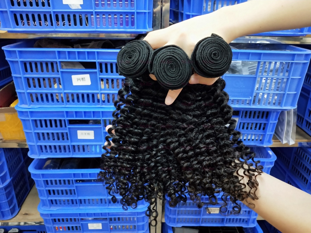 Wholesale Pre-plucked 3 Bundles Brazilian Kinky Curly Hair With 5x5 Lace Closure,can do dropshipping