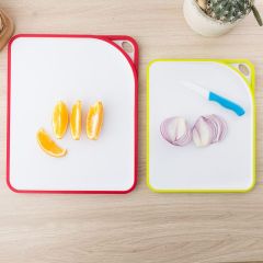 ピンク、イエロー、レッドの手持ち式滑り止め両面カッティングボード