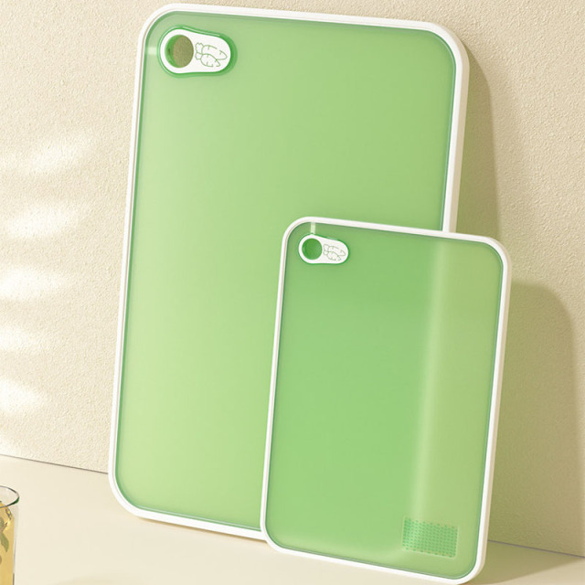 毎日の調理に長持ちする厚手のPPまな板