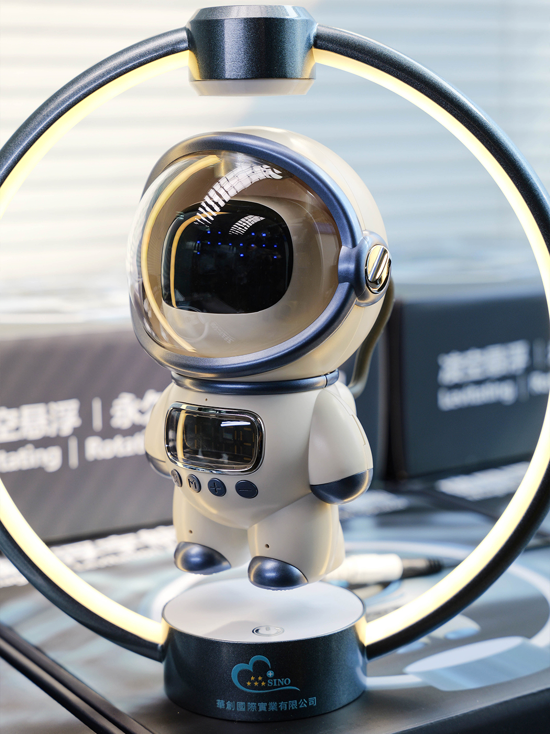 Astronaut Bluetooth Speaker - product view 5