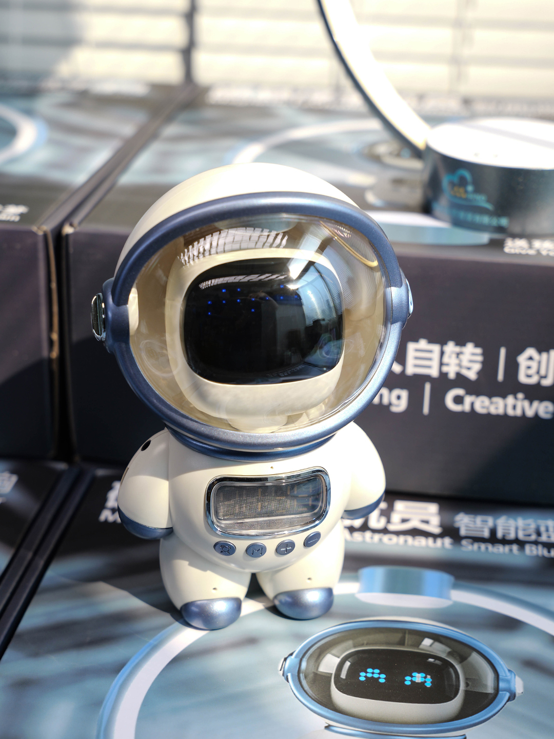 Astronaut Bluetooth Speaker - product view 11