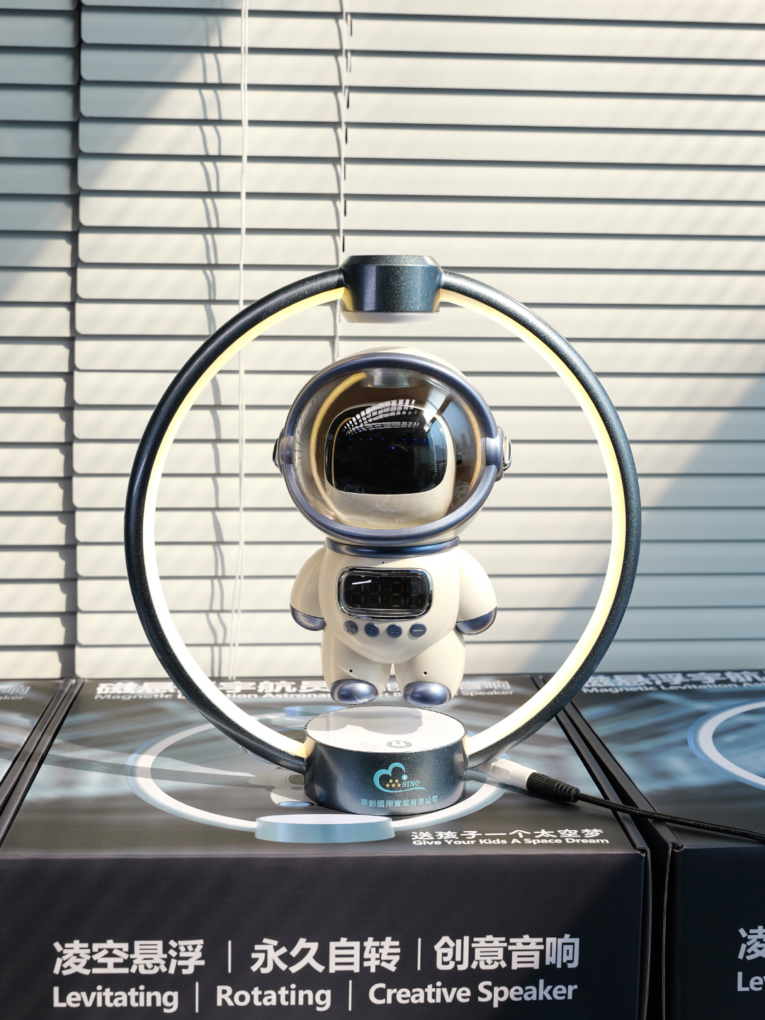Astronaut Bluetooth Speaker - product view 4