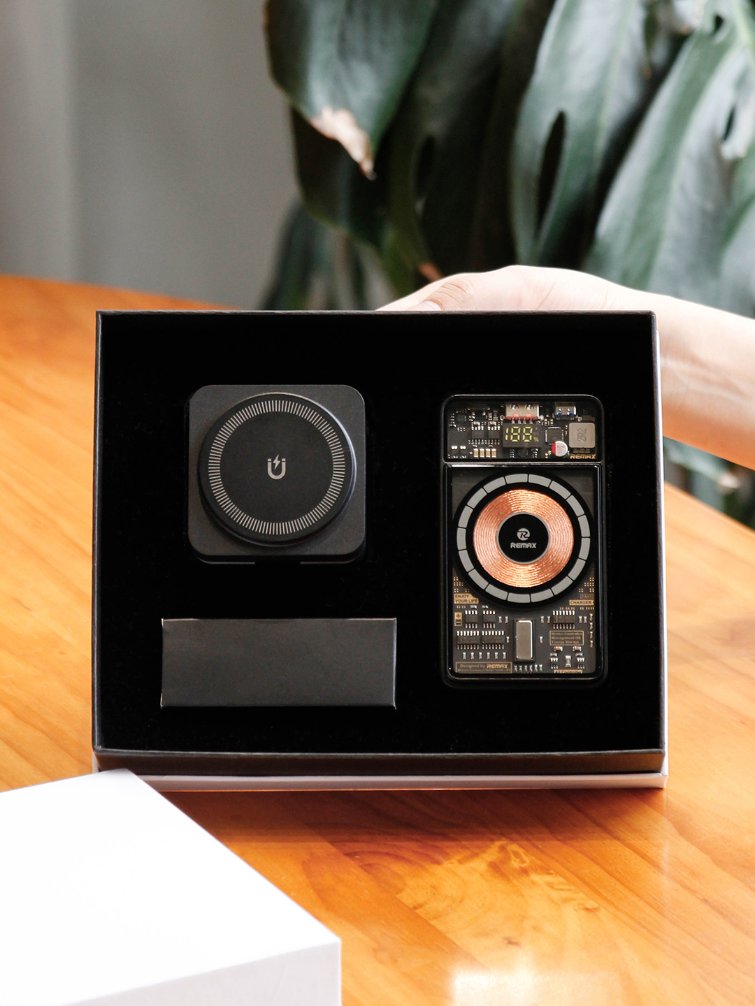 Custom Wireless Charging and Power Bank Gift Set for Executives