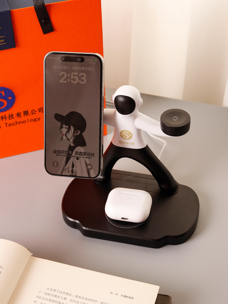 LC-0240  Astronaut 3-in-1 Wireless Charger – Premium Corporate Gift Set