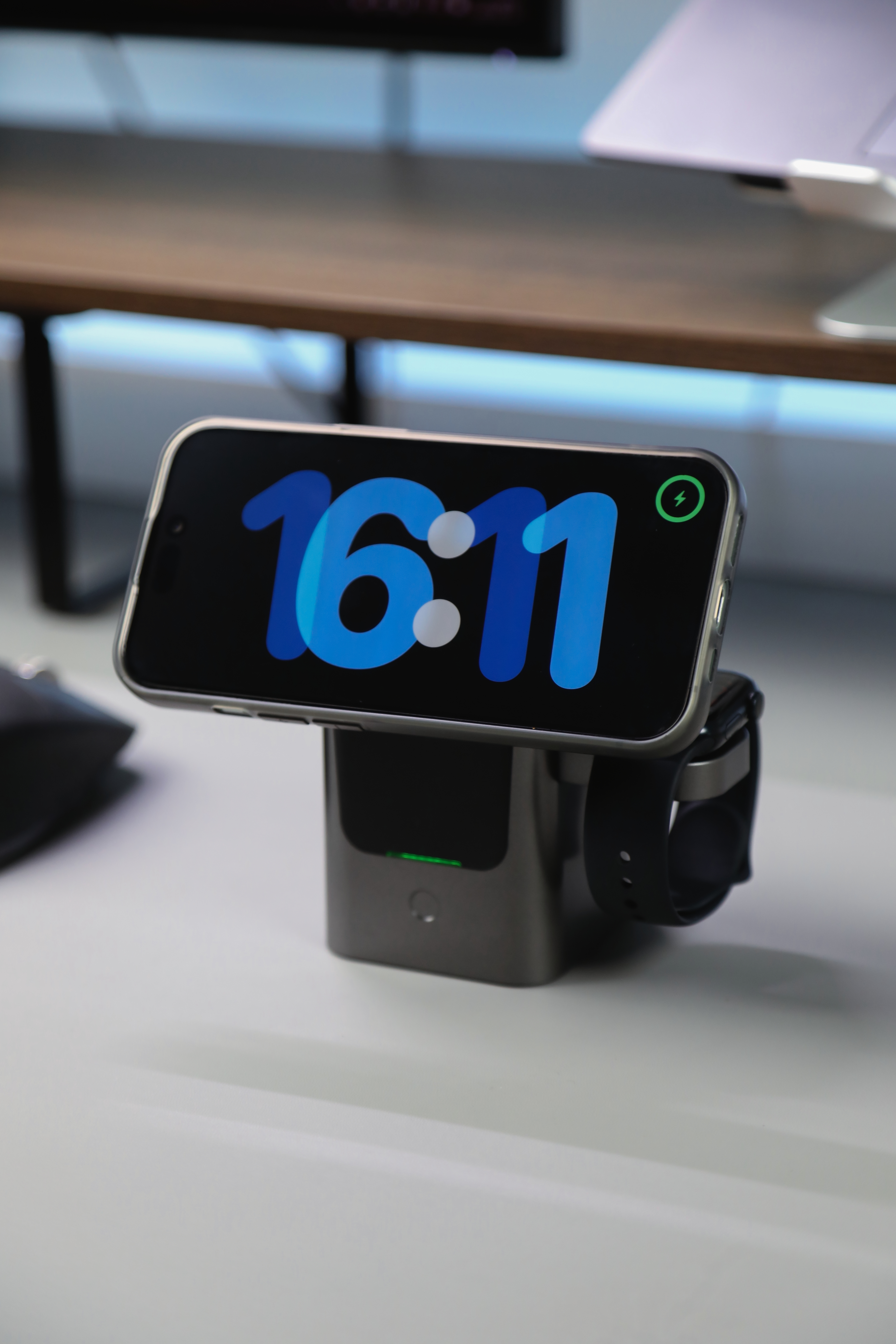 YT30 Electric Magnetic Wireless Charger - product view 6