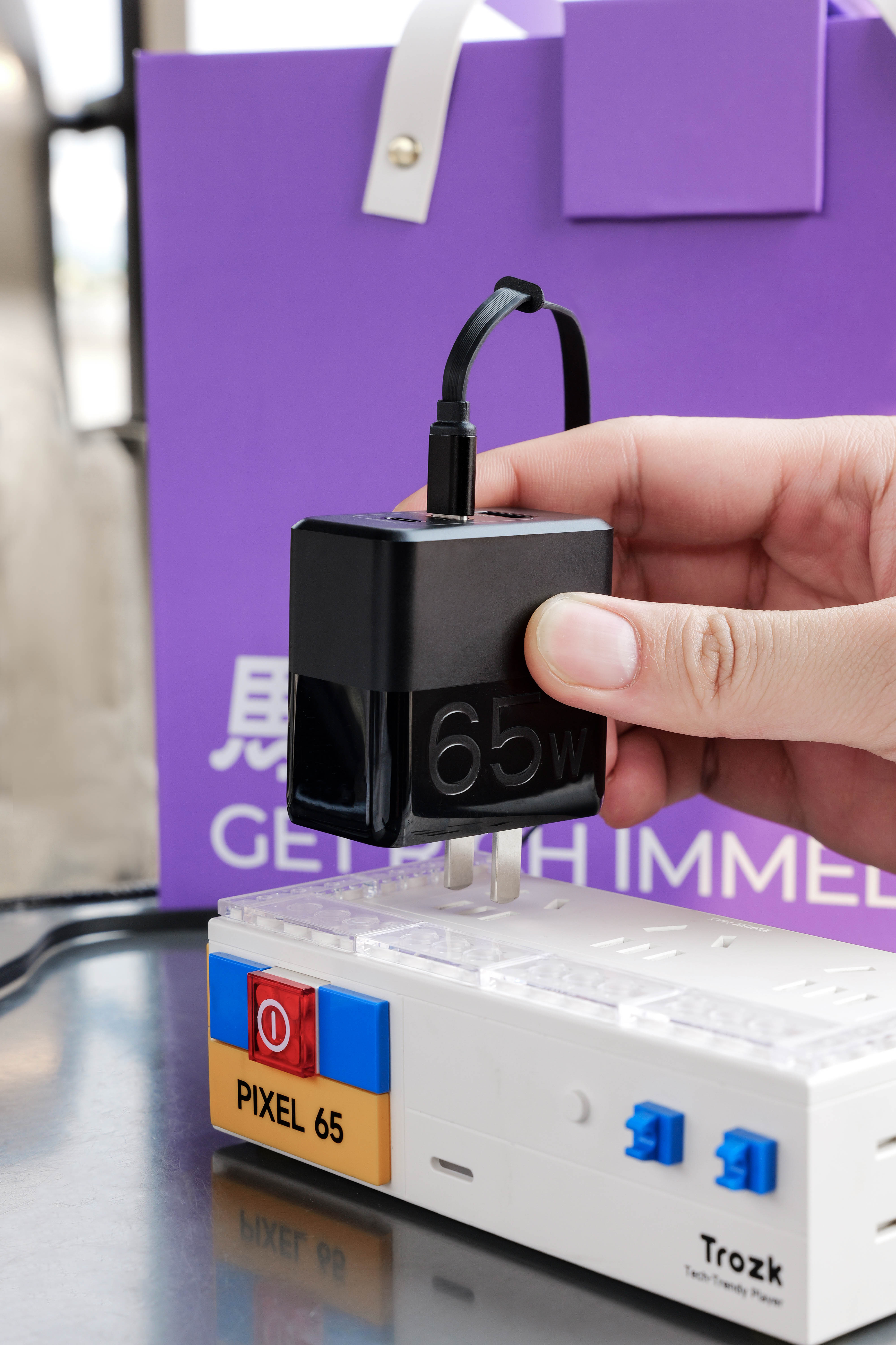 折叠 磁吸 65W功率 3合1设计 AI翻译耳机＋无线充电器＋快充插头组合礼盒产品图 7