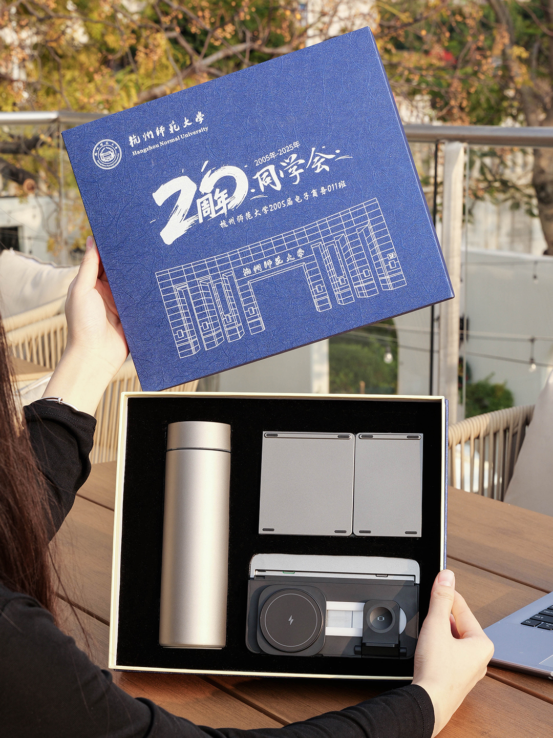 折叠 3合1设计 无线充电器＋键盘＋蓝牙耳机＋杯壶组合礼盒产品图 6