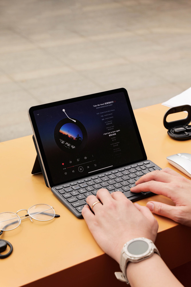 ⌨️🎧🖱️ Foldable Leather Bluetooth Keyboard + AI Translation Earbuds (150+ Languages) + Silent Mouse Set | Custom Logo Corporate Gift Kit（K002+JM23+M103）