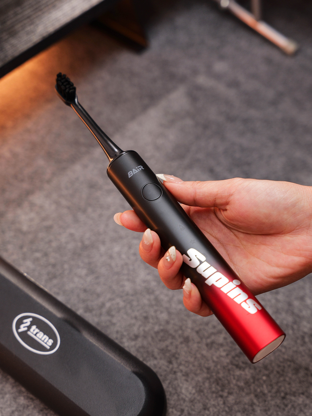 LC1010 透明 机甲风 无线充电器＋电动牙刷组合礼盒产品图 8