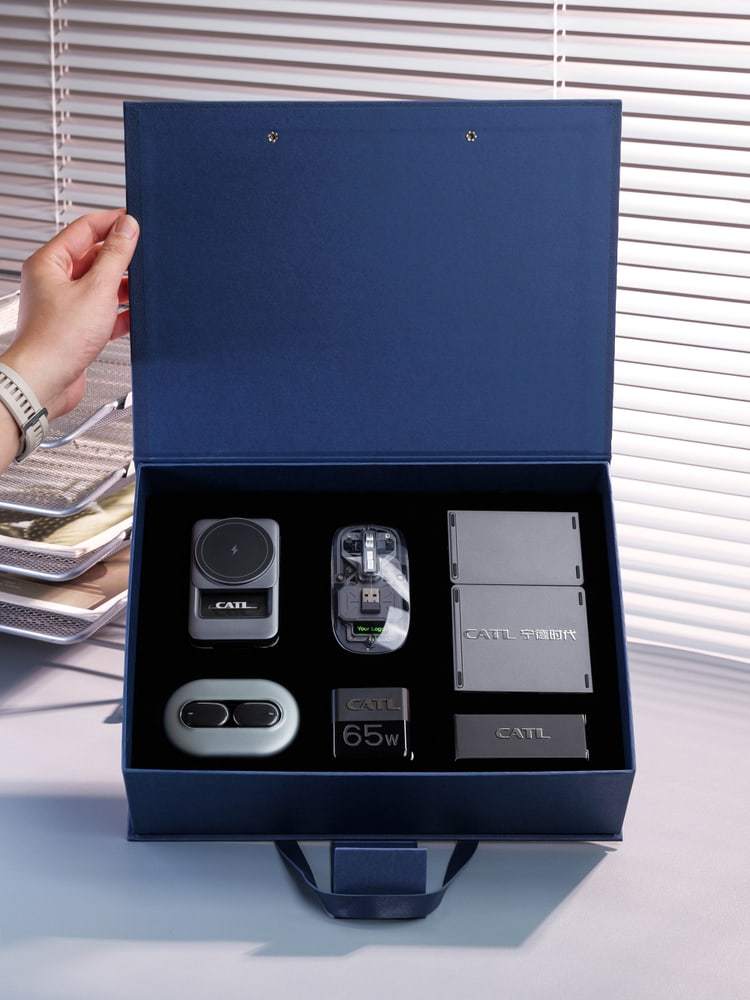 Premium Wireless Charging Office Gift Set - product view 4