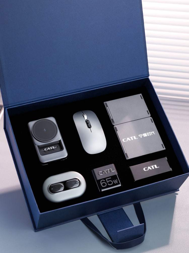 Premium Wireless Charging Office Gift Set - product view 5