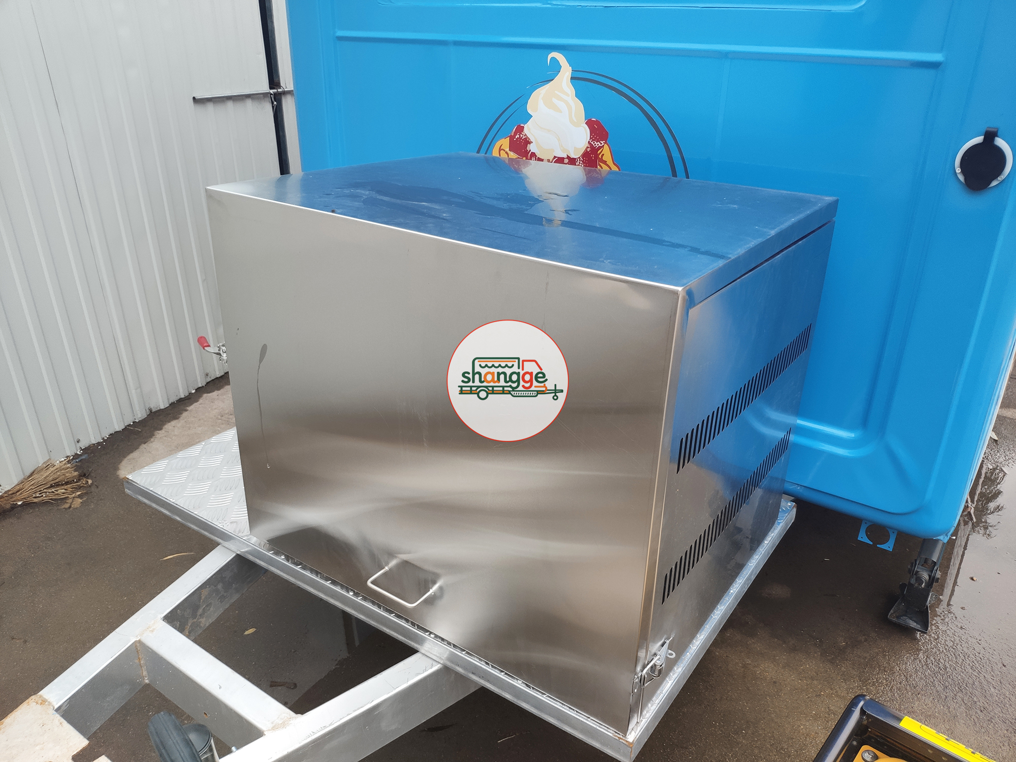 Round Food Trailer
