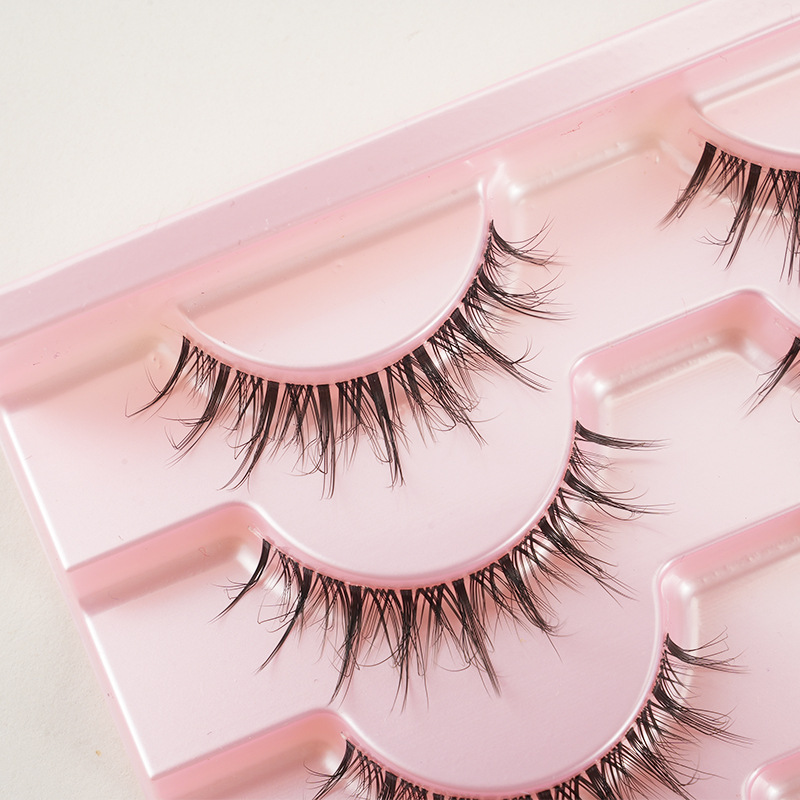 The "Little Devil False Eyelashes" naturally simulate the fishtail false eyelashes