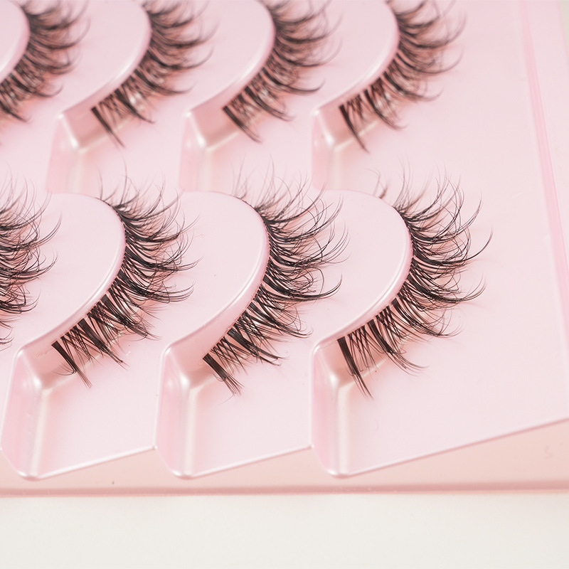 The "Little Devil False Eyelashes" naturally simulate the fishtail false eyelashes