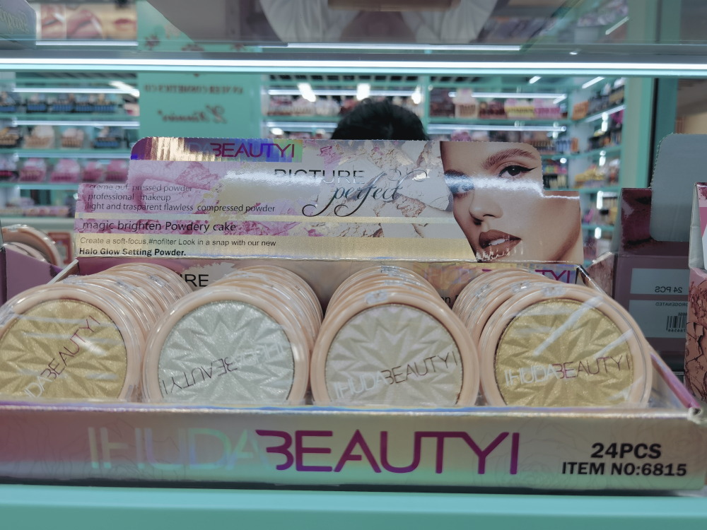 Monochromatic Highlighting Eyeshadow Shimmer