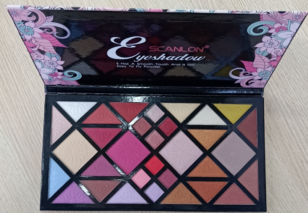 32 color multicoloured eyeshadow