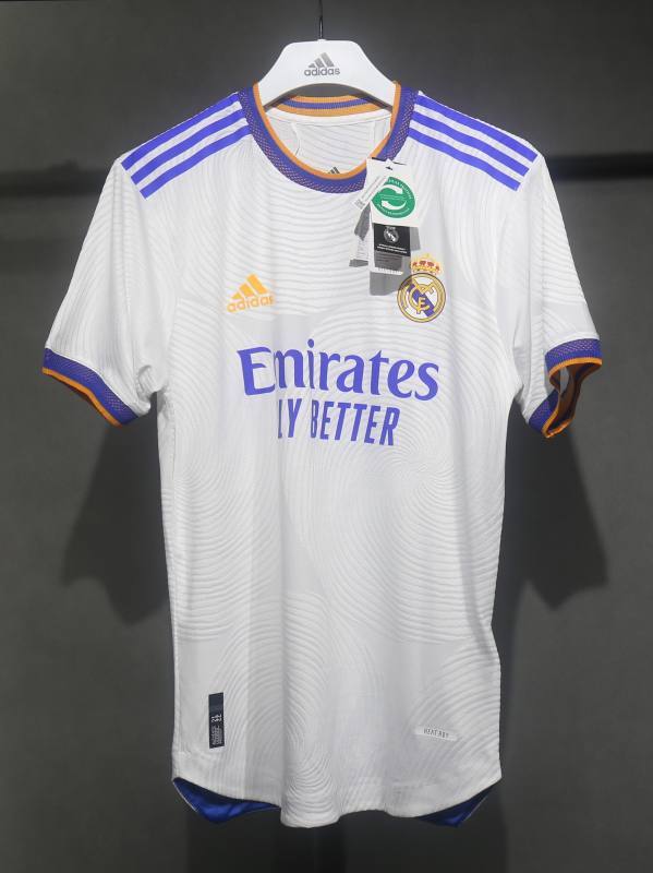 Retro Real Madrid Home Player Edition 2021/22