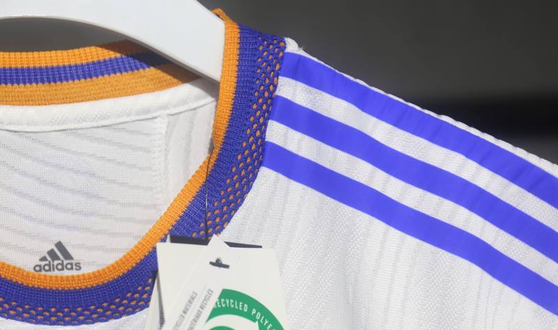 Retro Real Madrid Home Player Edition 2021/22
