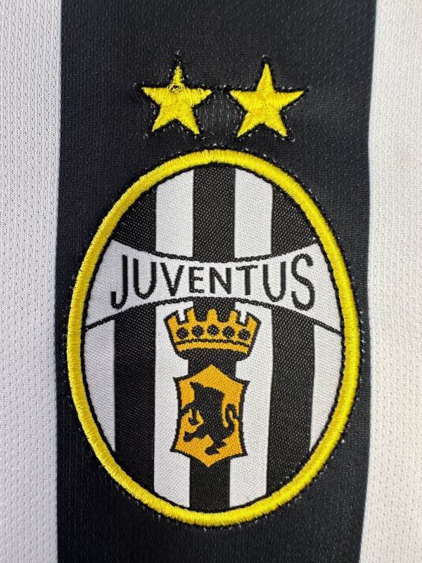 Retro Juventus home long sleeved 2002/03