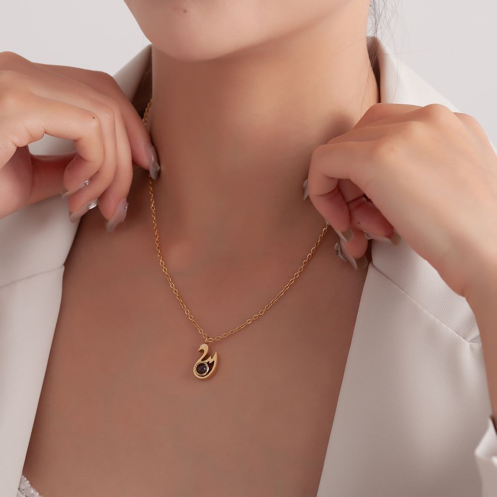 【私人定制】不锈钢天鹅投影照片项链情侣款彩色照片定制宝石项链