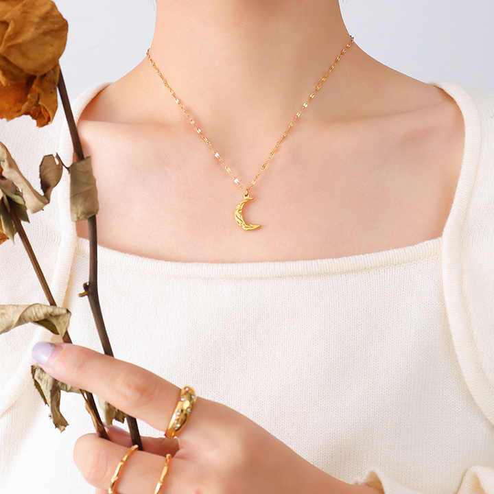 Simple Elegant 18K Gold Plated Tarnish Free Stainless Steel Crescent Moon Pendant Necklace Fashion Jewelry for Women Daily