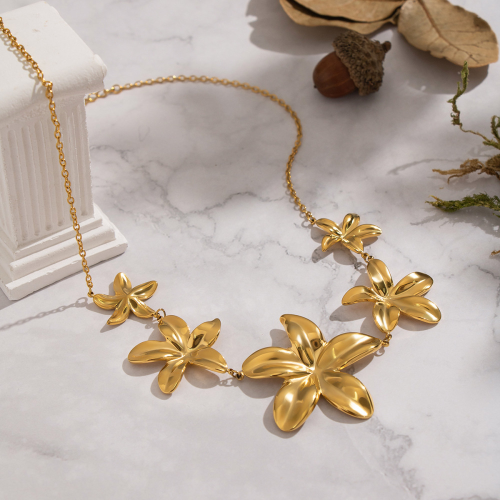 Trendy Elegant 18K Gold Plated Waterproof & Tarnish Free Jewelry Stainless Steel Flower Shaped Pendant Choker Necklace for Women