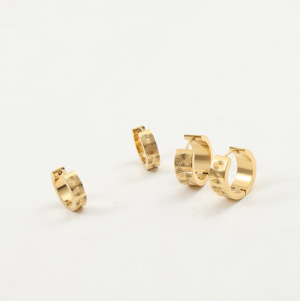 New Arrival Vintage Style Stainless Steel Hoop Earrings Elegant Gold Plated with Embossed Flowers Jewelry for Parties Gifts