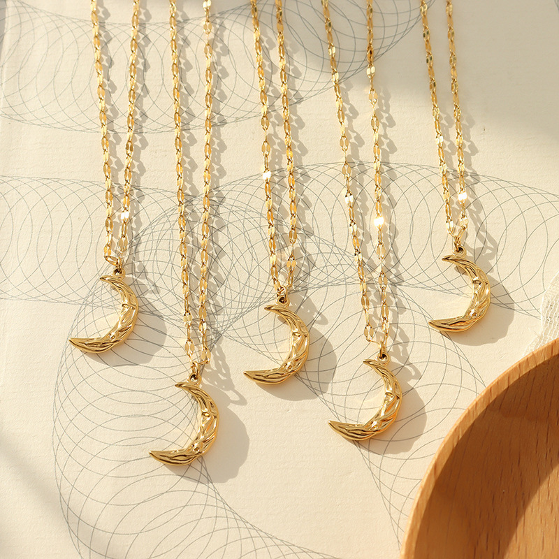 Simple Elegant 18K Gold Plated Tarnish Free Stainless Steel Crescent Moon Pendant Necklace Fashion Jewelry for Women Daily