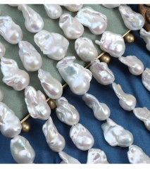 Baroque pearl necklace