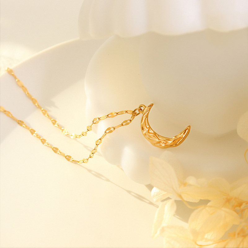 Simple Elegant 18K Gold Plated Tarnish Free Stainless Steel Crescent Moon Pendant Necklace Fashion Jewelry for Women Daily