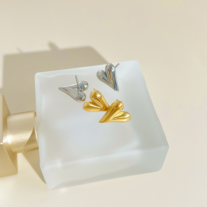 Fashion Jewelry 18K Gold Plated Stainless Steel Heart Shaped Stud Earrings for Women