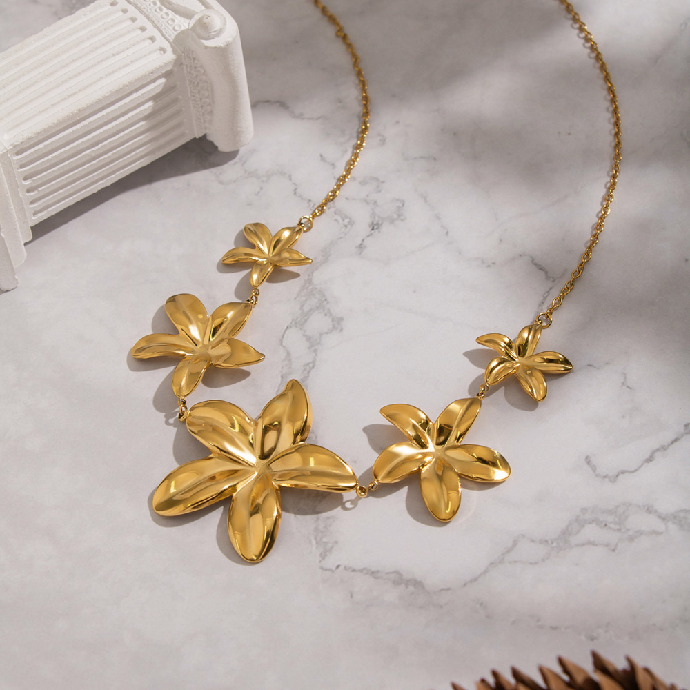 Trendy Elegant 18K Gold Plated Waterproof & Tarnish Free Jewelry Stainless Steel Flower Shaped Pendant Choker Necklace for Women