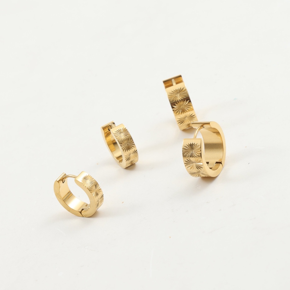New Arrival Vintage Style Stainless Steel Hoop Earrings Elegant Gold Plated with Embossed Flowers Jewelry for Parties Gifts