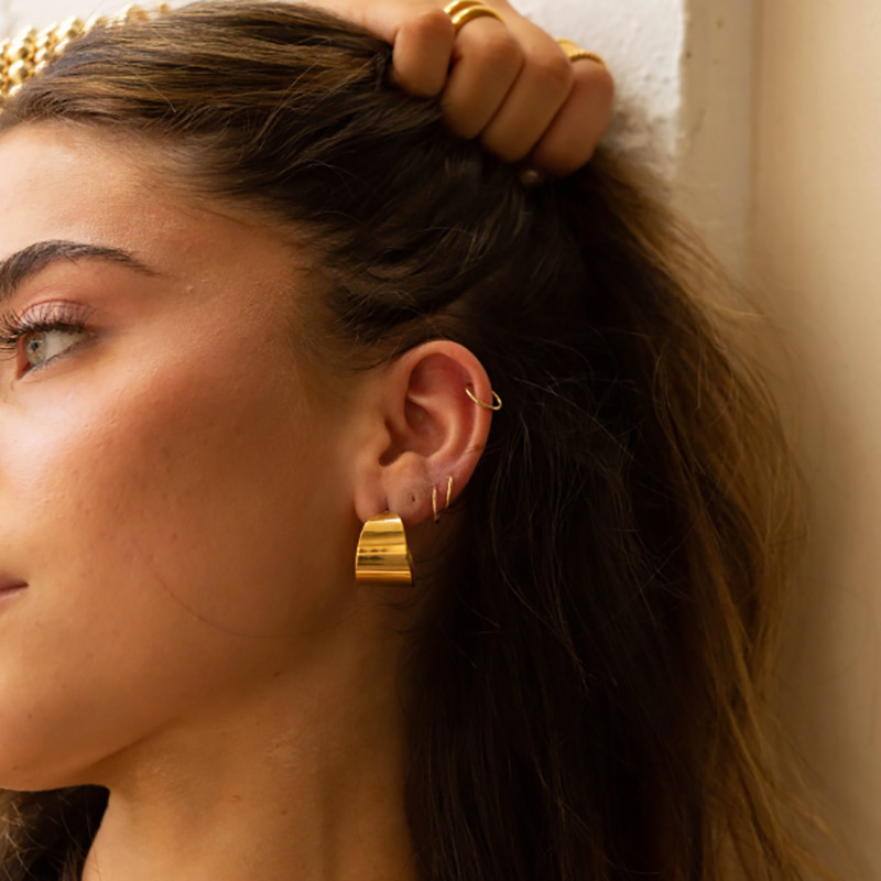 IVIAPRO Hypoallergenic Chunky Wide Band C Stud Earrings