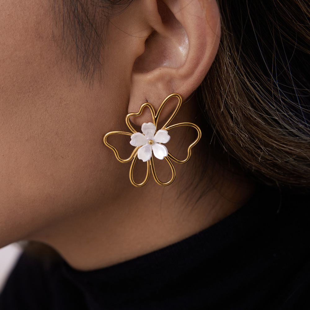 New Elegant Vintage Style Waterproof Stainless Steel Pearl Flower Stud Earrings